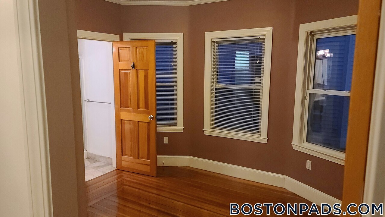 200 Hyde Park Ave in Boston, MA - Building Photo