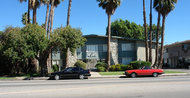 4940 Woodman Ave in Sherman Oaks, CA - Foto de edificio - Building Photo
