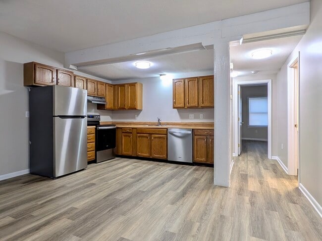 6 Park St, Unit 5 in Enfield, CT - Foto de edificio - Building Photo