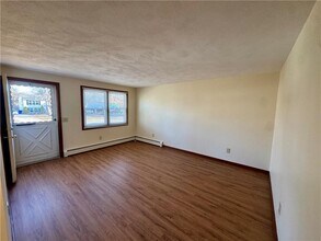 135 Rounds Ave in East Providence, RI - Building Photo - Building Photo