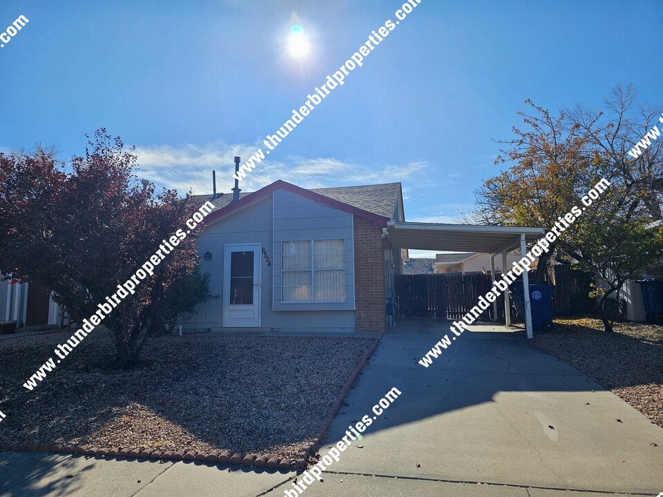 6524 Azuelo Ave NW in Albuquerque, NM - Foto de edificio