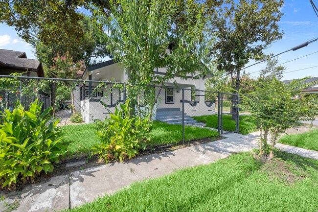 4902 McKinney St in Houston, TX - Building Photo - Building Photo