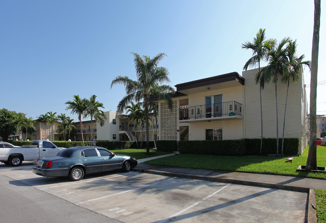 Crescent Arms Apartments in Hollywood, FL - Building Photo