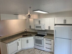 121 Reserve Cir in Oviedo, FL - Foto de edificio - Building Photo