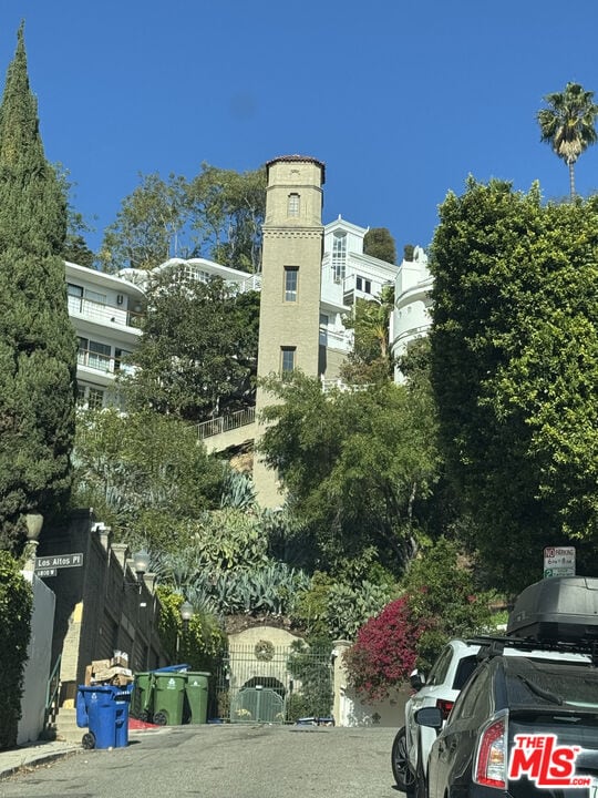 6881 Yeager Pl in Los Angeles, CA - Building Photo - Building Photo