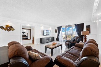 2801 NE 183rd St in Aventura, FL - Foto de edificio - Building Photo