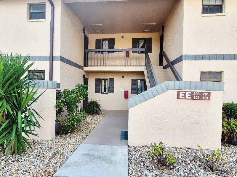 19505 Quesada Ave in Port Charlotte, FL - Foto de edificio