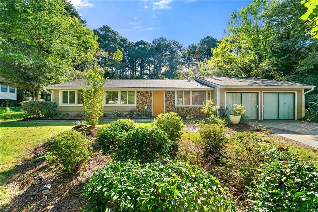 1069 Martin Rd in Stone Mountain, GA - Building Photo