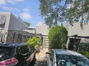1470 NW 113th Ave in Pembroke Pines, FL - Building Photo - Building Photo