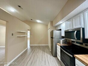 8828 Townsquare Dr S in Jacksonville, FL - Building Photo - Building Photo