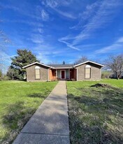 201 Lester St in Burleson, TX - Building Photo