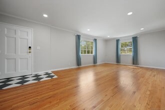 13 1/2 Hickory Dr in Greenwich, CT - Building Photo - Building Photo
