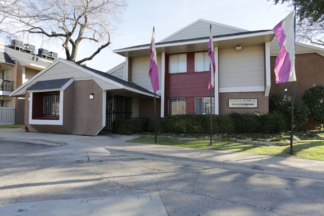 Santa Monica Apartments in Dallas, TX - Building Photo - Building Photo