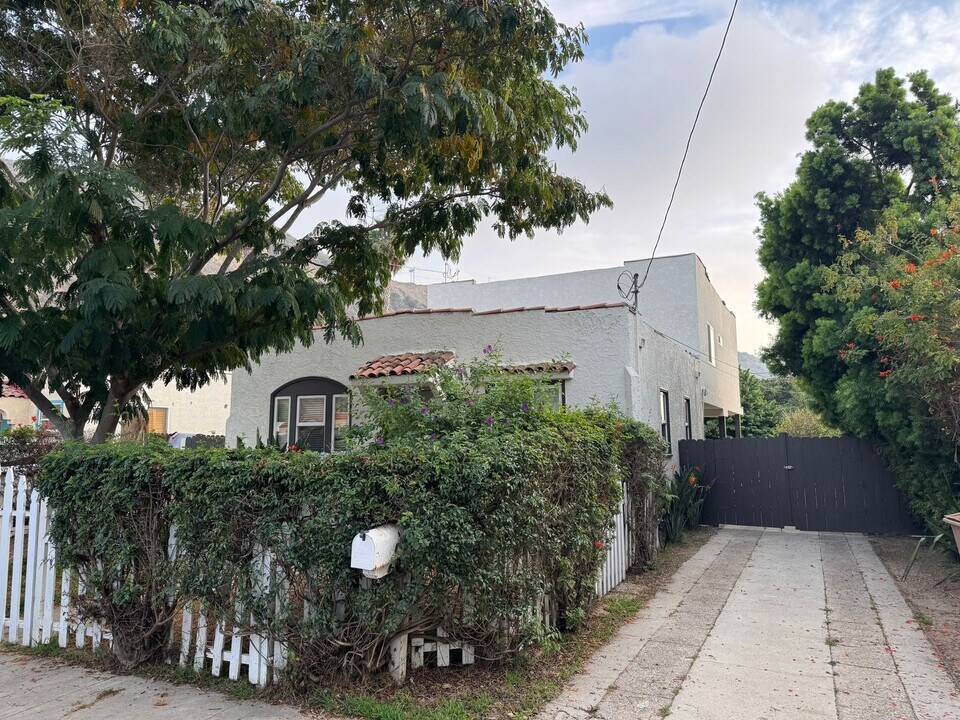 178 E Warner St in Ventura, CA - Building Photo