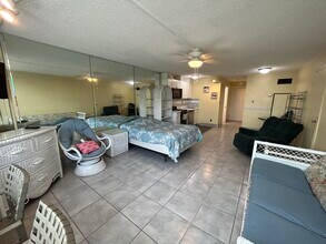 8817 S Thomas Dr, Unit 820 in Panama City Beach, FL - Building Photo - Building Photo