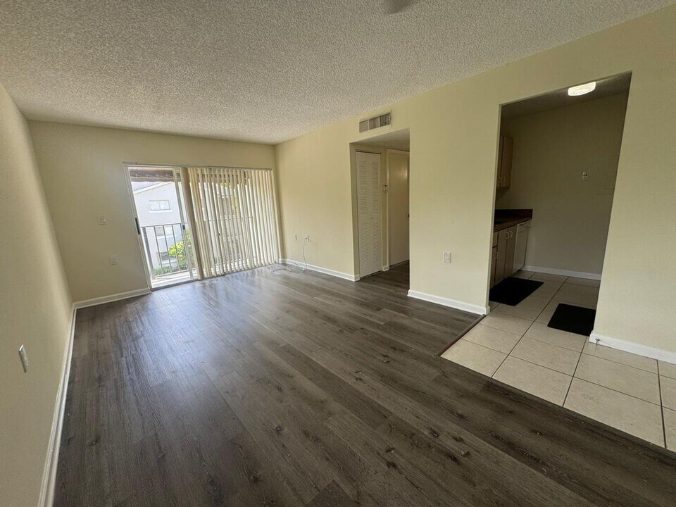 1080 Benoist Farms Rd in West Palm Beach, FL - Building Photo