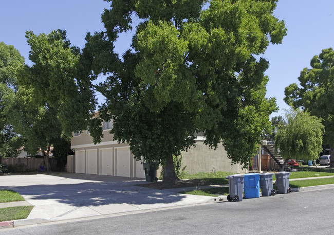 6685 Imperial Dr in Gilroy, CA - Foto de edificio - Building Photo