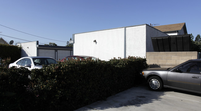 2085 Thurin St in Costa Mesa, CA - Foto de edificio - Building Photo