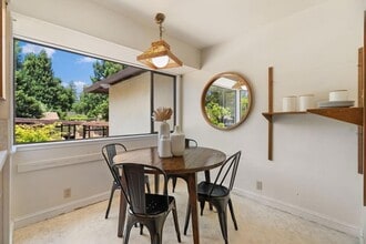 17 Oak St, Unit 440-01 in Los Altos, CA - Foto de edificio - Building Photo