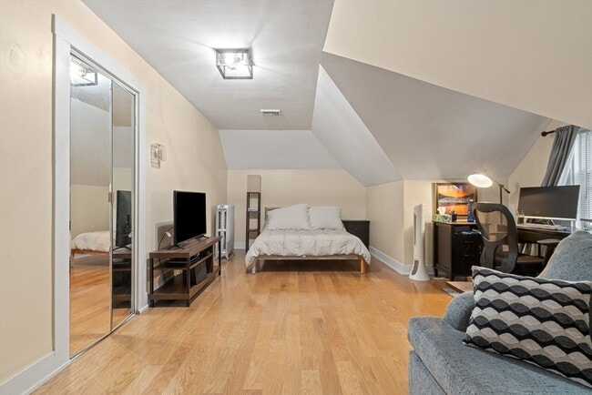 21 Wenham St, Unit 3 in Boston, MA - Foto de edificio - Building Photo