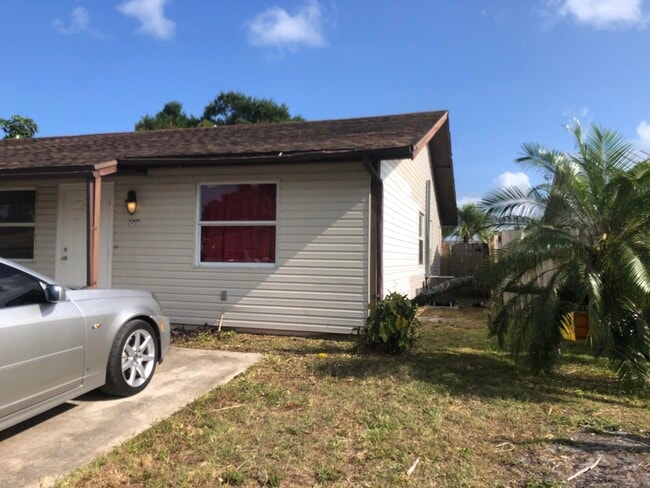 4518 SE Salvatori Rd in Stuart, FL - Building Photo - Building Photo