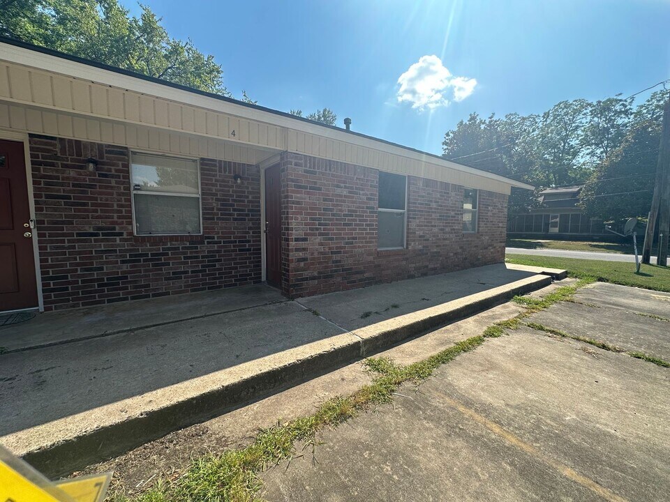 215 W J St in Russellville, AR - Building Photo
