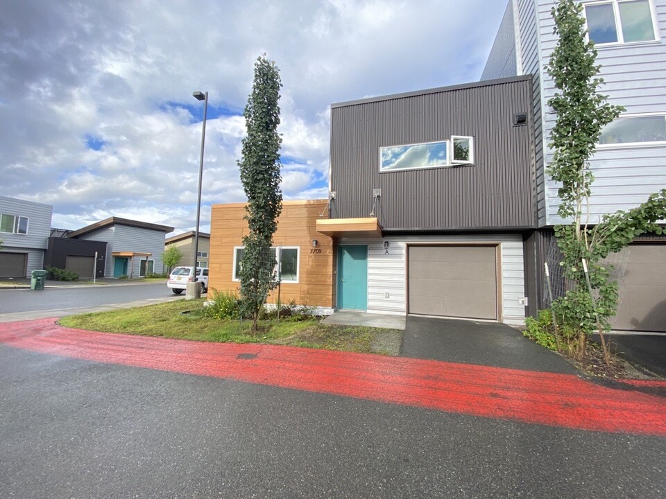 7709 Betnu Cir in Anchorage, AK - Building Photo