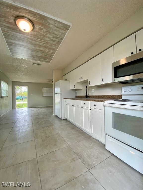 property at 1534 Oak Dr