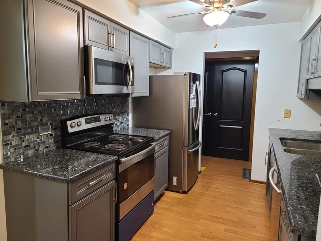 817 Oakton St in Elk Grove Village, IL - Building Photo - Building Photo