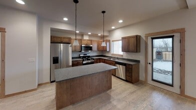 1585 Bora Way in Bozeman, MT - Foto de edificio - Building Photo