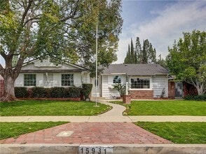 15931 Tuba St in North Hills, CA - Building Photo - Building Photo