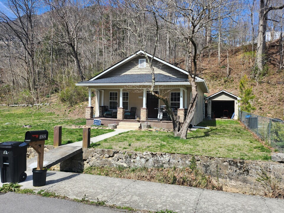322 Colwyn St in Cumberland Gap, TN - Building Photo