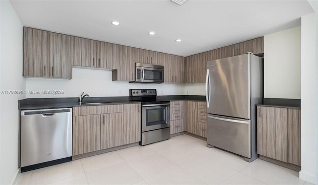 910 West Ave, Unit 0819 in Miami Beach, FL - Building Photo - Building Photo