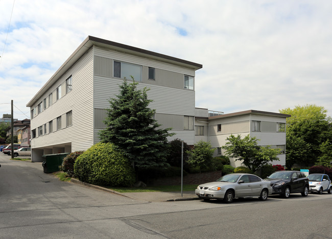 York Plaza in Vancouver, BC - Building Photo - Building Photo