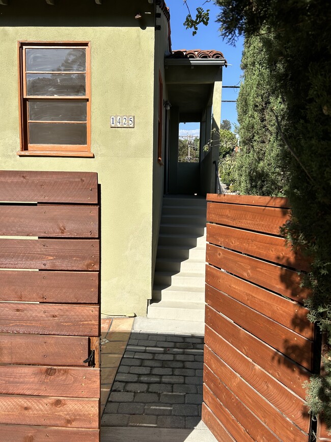 1425 Allison Ave, Unit 1425 in Los Angeles, CA - Foto de edificio - Building Photo