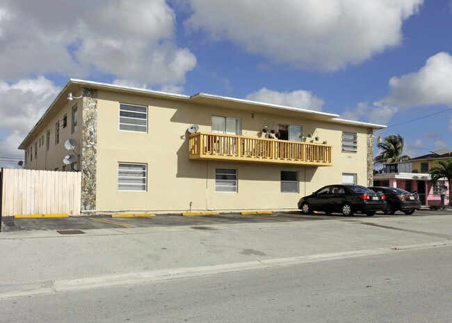 445 E 27th St in Hialeah, FL - Building Photo - Building Photo