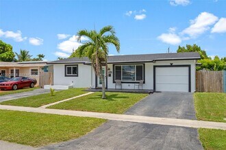 2485 NW 84th Way in Sunrise, FL - Building Photo - Building Photo