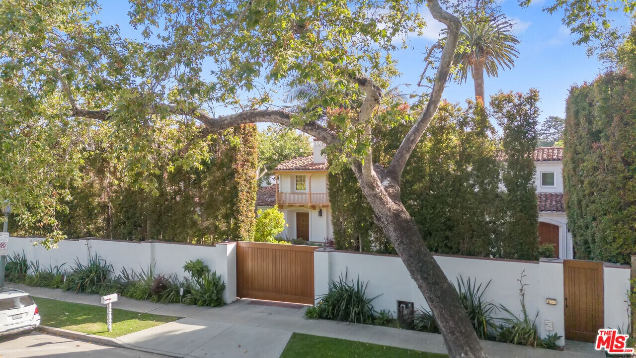 221 S Beverly Glen Blvd in Los Angeles, CA - Building Photo