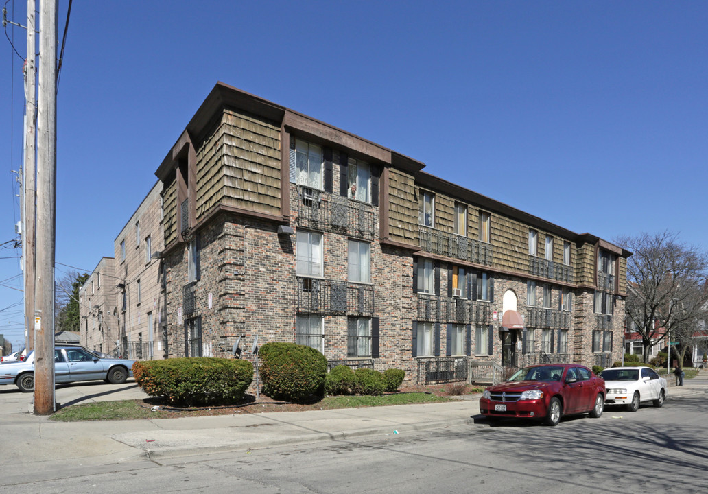 Juneau Gardens in Milwaukee, WI - Foto de edificio