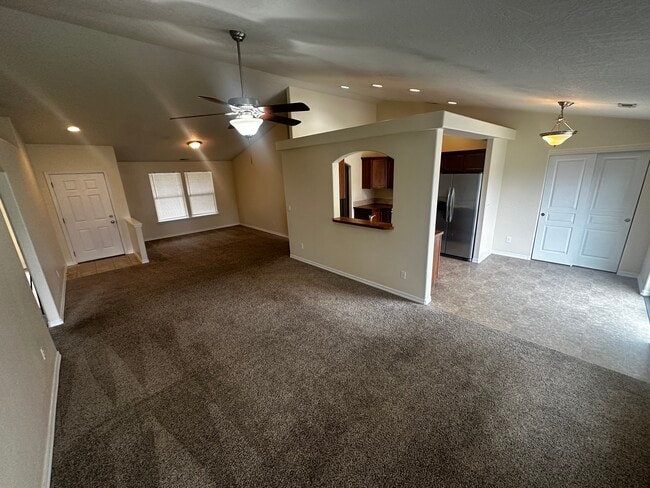 2000 Diamond Head Way in West Richland, WA - Building Photo - Building Photo