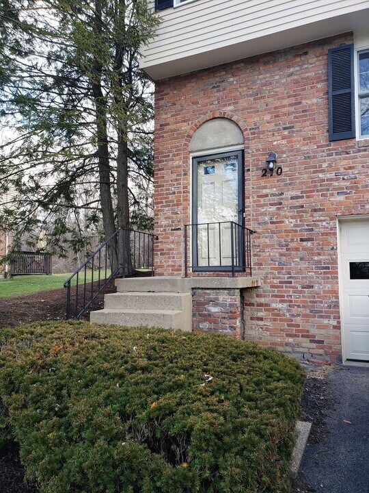 210 Quail Run Rd in Venetia, PA - Building Photo