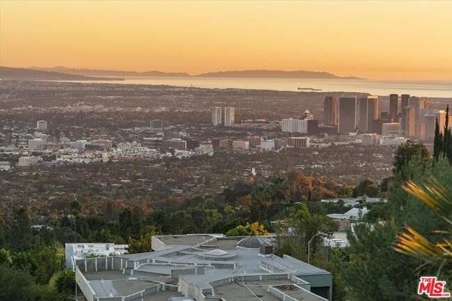 1740 Carla Ridge in Beverly Hills, CA - Foto de edificio - Building Photo