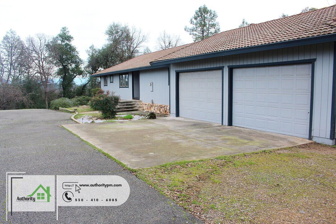 10560 Old Oregon Trail in Redding, CA - Building Photo