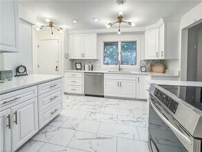 557 Susan Constant Dr in Virginia Beach, VA - Building Photo - Building Photo