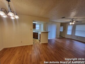6350 Cambridge Dr in San Antonio, TX - Foto de edificio - Building Photo
