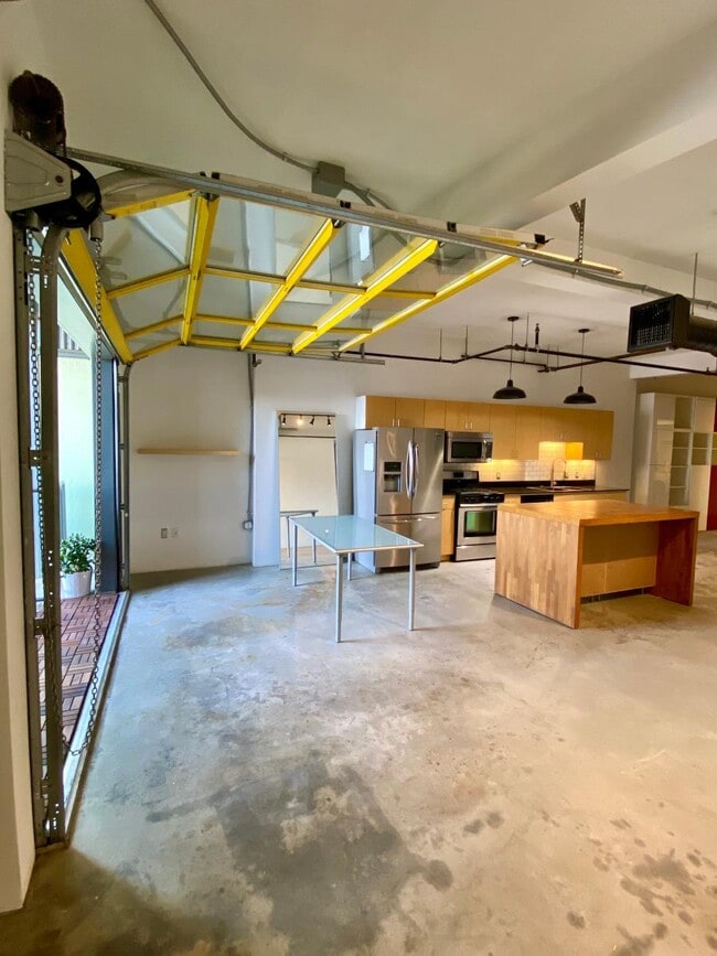 200 N San Fernando Rd, Unit 519 in Los Angeles, CA - Building Photo - Building Photo