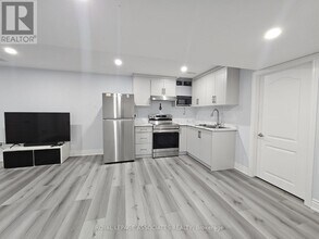 131 Lloyd Sanderson Dr in Brampton, ON - Building Photo - Building Photo