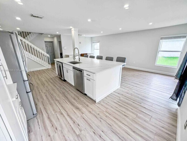 1015 NW 125th Terrace in Sunrise, FL - Building Photo - Building Photo