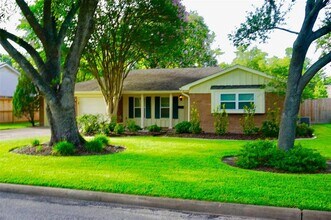 9538 Meadowglen Ln in Houston, TX - Foto de edificio - Building Photo