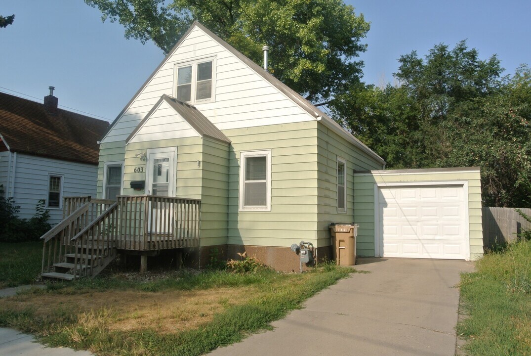 603 11th St NE in Minot, ND - Building Photo